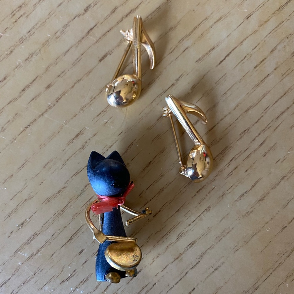 DRUMMER CAT PIN WITH MUSICAL NOTES
